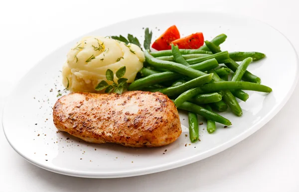 Gebratene Hühnerbrust, Kartoffelpüree und grüne Bohnen — Stockfoto