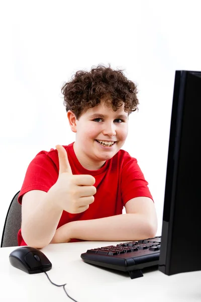 Jongen met behulp van computer — Stockfoto