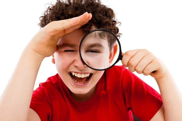 Junge schaut durch Vergrößerungsglas — Stockfoto