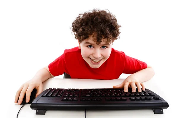 Jongen met behulp van computer — Stockfoto