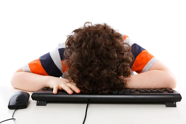 Jongen met behulp van computer — Stockfoto