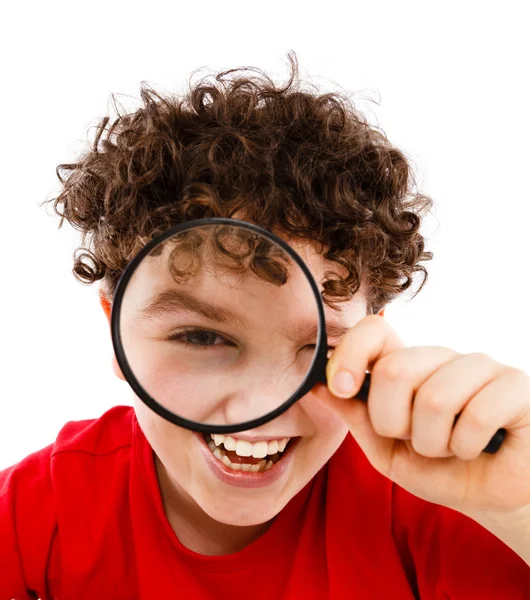 虫眼鏡を通して見ている男の子 — ストック写真