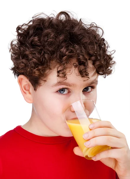 Ragazzo che beve succo d'arancia — Foto Stock