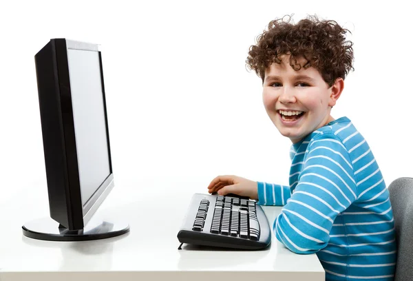 Jongen met behulp van computer — Stockfoto