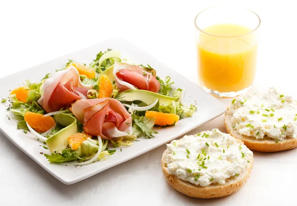 Salat und kleine Sandwiches — Stockfoto