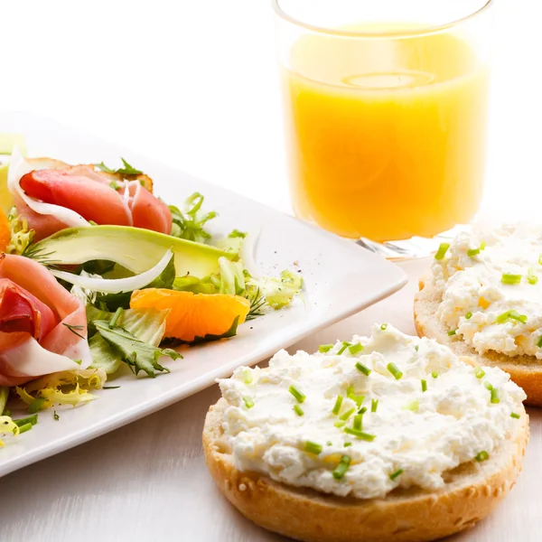 Salat und kleine Sandwiches — Stockfoto