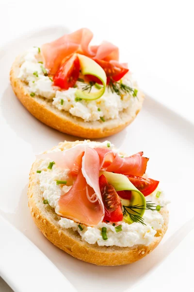 Semmel mit Frischkäse und geräuchertem Speck — Stockfoto