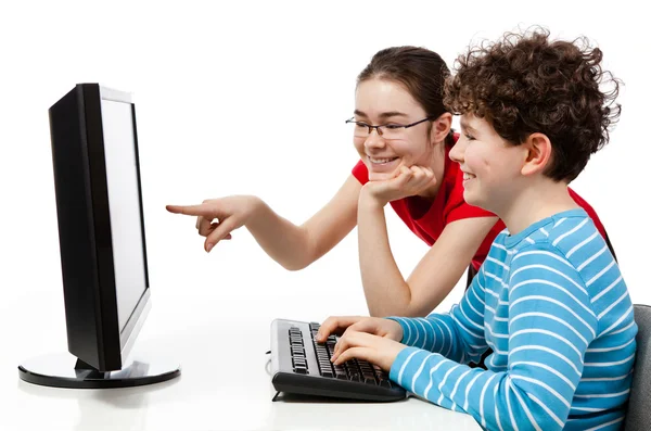 Jugendliche nutzen Computer — Stockfoto