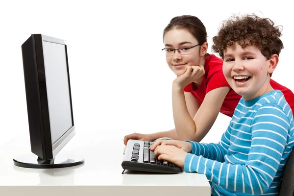 Adolescentes usando computador — Fotografia de Stock