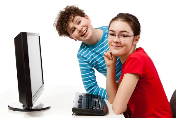 Jugendliche nutzen Computer — Stockfoto