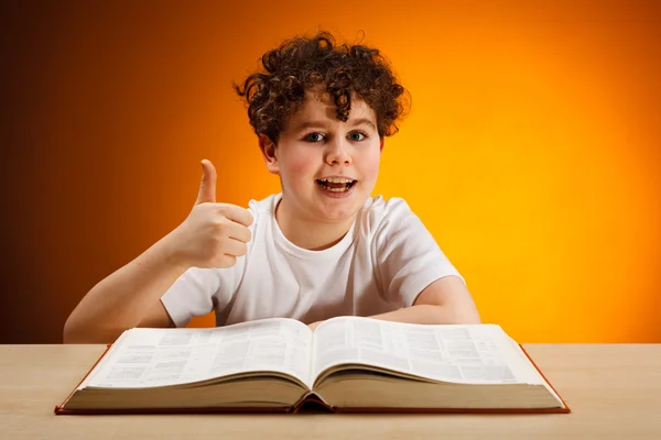 Jongen doet huiswerk — Stockfoto