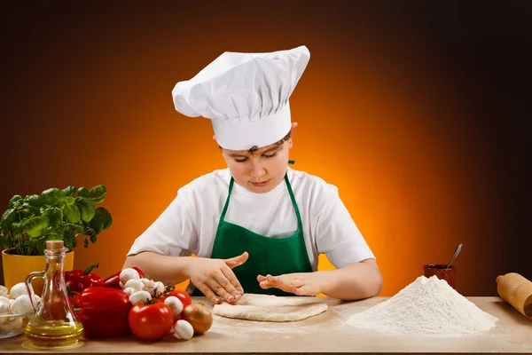 Ragazzo che fa la pasta pizza — Foto Stock