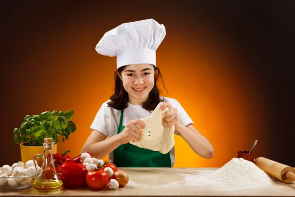 Дівчина робить тісто для піци — стокове фото