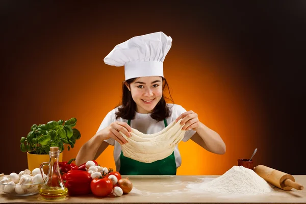 Meisje maken pizza deeg — Stockfoto