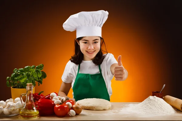 Menina fazendo massa de pizza — Fotografia de Stock