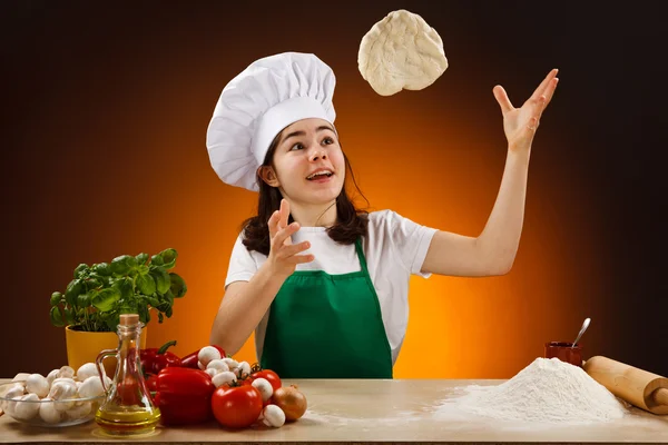 Meisje maken pizza deeg — Stockfoto