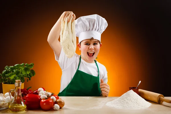 Menino fazendo massa de pizza — Fotografia de Stock