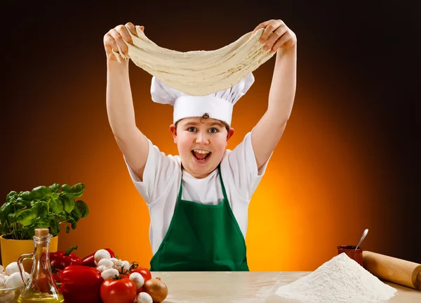 Jongen maken pizza deeg — Stockfoto