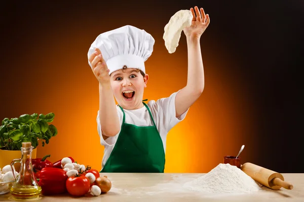 Boy pizza hamur yapmak — Stok fotoğraf