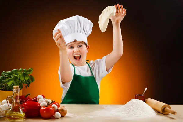 Menino fazendo massa de pizza — Fotografia de Stock