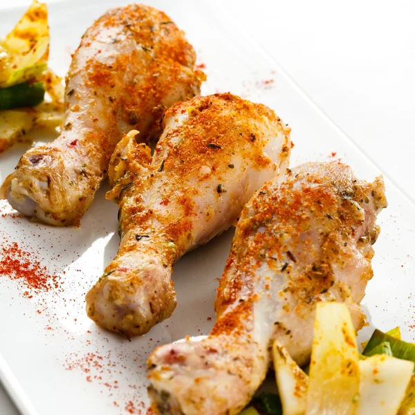 Grilled chicken drumsticks and vegetables — Stock Photo, Image