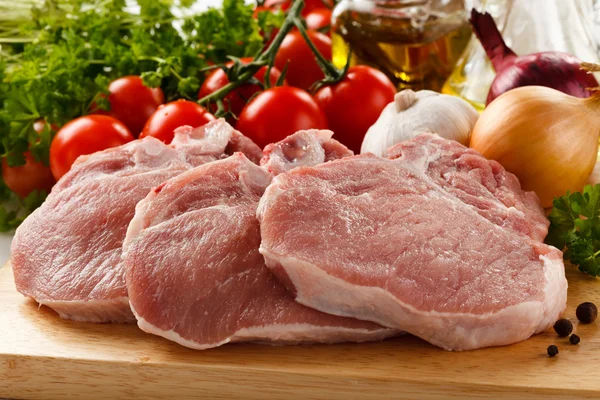 Kesme tahtası üzerinde çiğ domuz eti — Stok fotoğraf