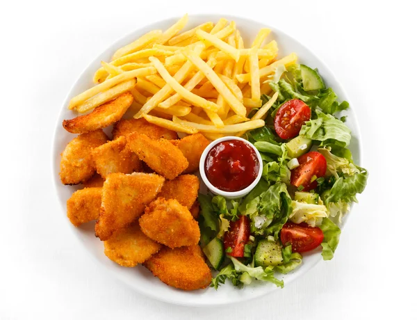 Gebakken kipnuggets, Franse frietjes en groenten — Stockfoto