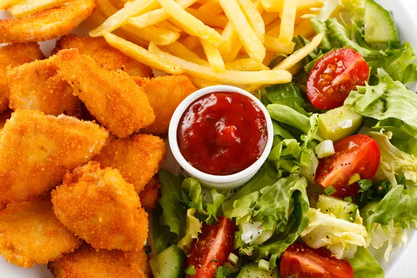 Fried chicken nuggets, pommes och grönsaker — Stockfoto