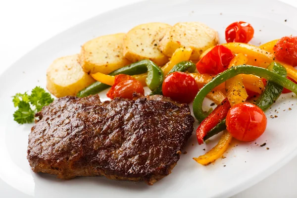 Grilled beefsteak, baked potatoes and vegetables — Stock Photo, Image