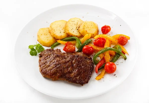 Gegrilde biefstuk, gebakken aardappelen en groenten — Stockfoto