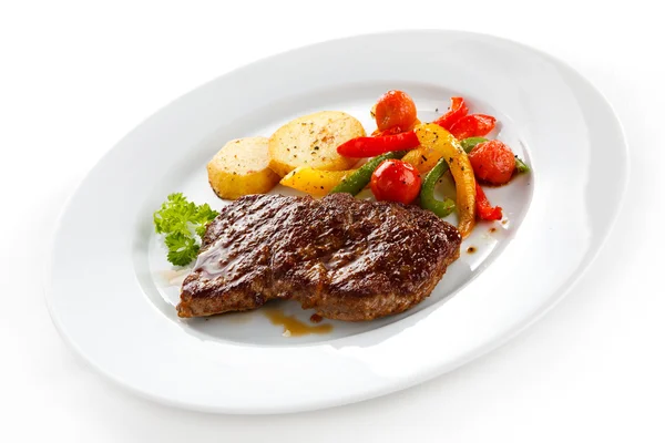 Grilovaný hovězí steak, pečené brambory a zelenina — Stock fotografie