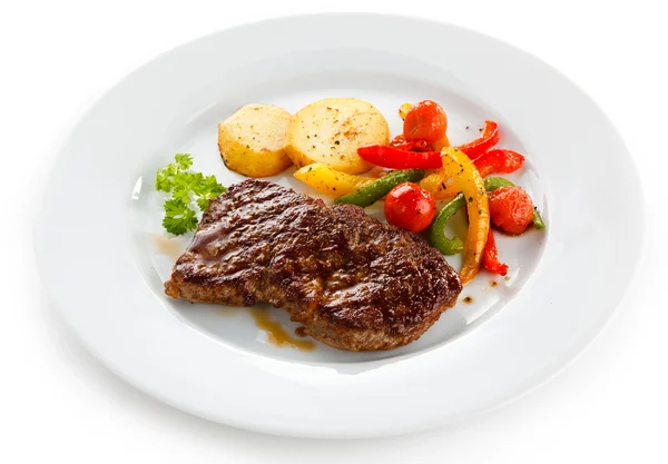 Bife grelhado, batatas assadas e legumes — Fotografia de Stock