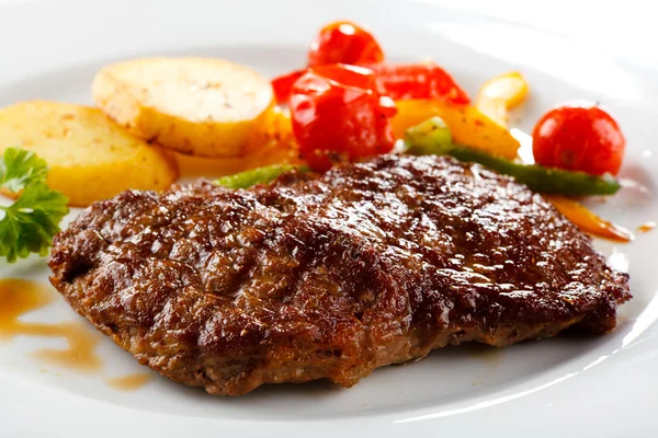 Beefsteak grillé, pommes de terre cuites au four et légumes — Photo