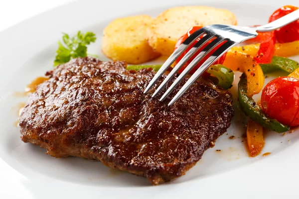 Bife grelhado, batatas assadas e legumes — Fotografia de Stock