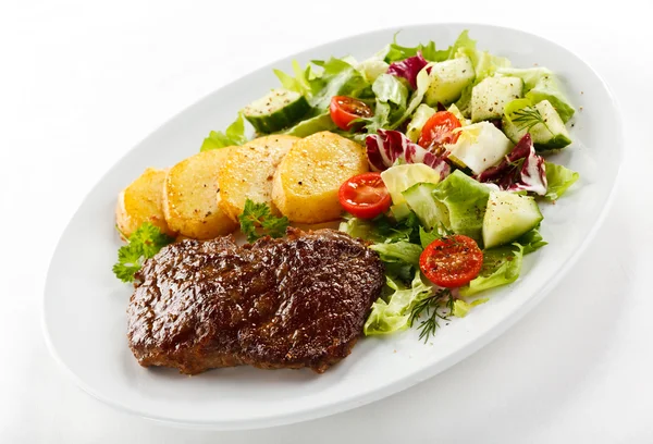 Grilled beefsteak, baked potatoes and vegetables — Stock Photo, Image