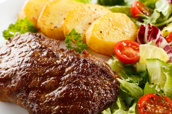 Beefsteak grillé, pommes de terre cuites au four et légumes — Photo