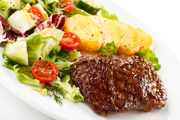 Grilled beefsteak, baked potatoes and vegetables — Stock Photo, Image