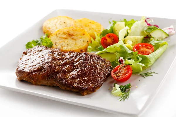 Carne de res a la parrilla, patatas y verduras horneadas — Foto de Stock