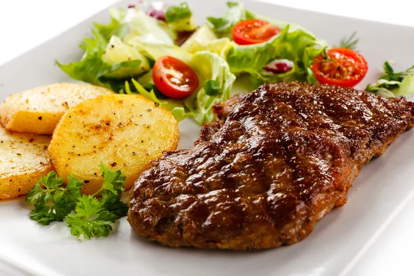 Gegrilltes Rindersteak, Bratkartoffeln und Gemüse — Stockfoto