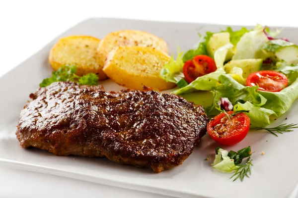 Grilled beefsteak, baked potatoes and vegetables — Stock Photo, Image