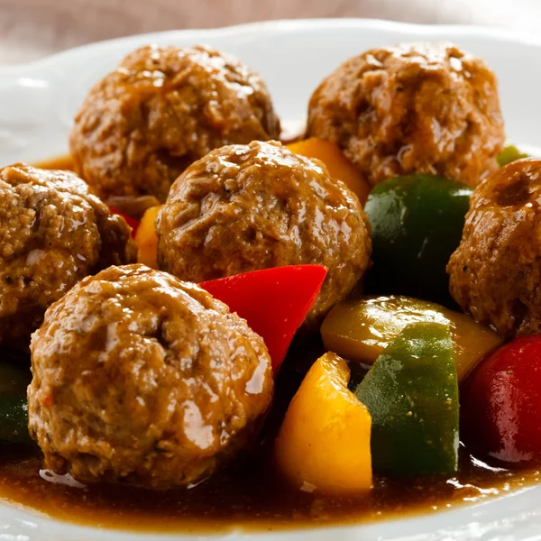 Roasted meatballs and vegetables — Stock Photo, Image