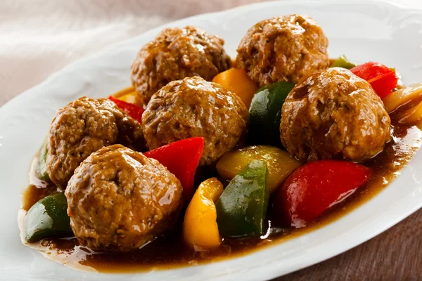 Roasted meatballs and vegetables — Stock Photo, Image