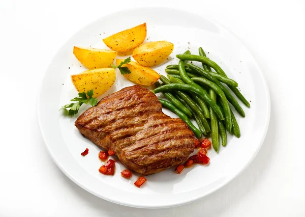 Grilled steak, potatos and green beans — Stock Photo, Image