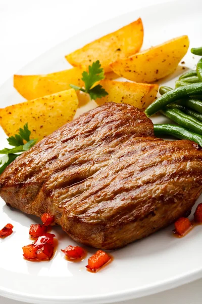 Grilovaný steak, brambory a zelené fazole — Stock fotografie