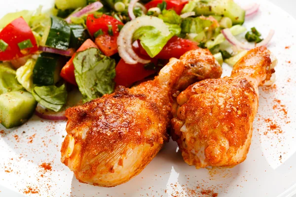 Cosce di pollo alla griglia e verdure — Foto Stock