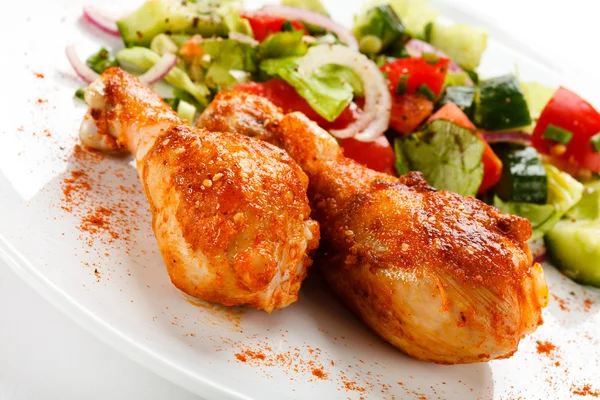 Grilled chicken drumsticks and vegetables — Stock Photo, Image