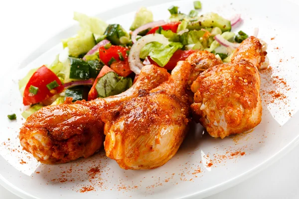 Grilled chicken drumsticks and vegetables — Stock Photo, Image