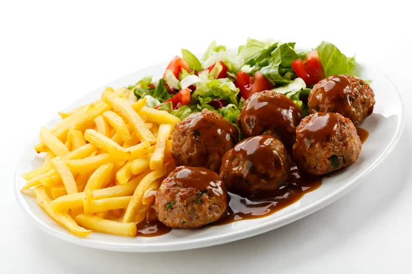 Roasted meatballs, chips and vegetables — Stock Photo, Image