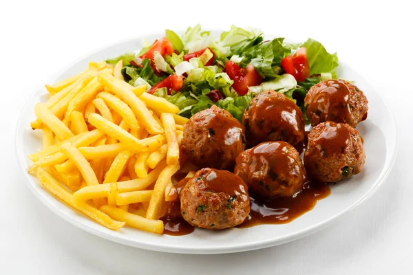 Roasted meatballs, chips and vegetables — Stock Photo, Image