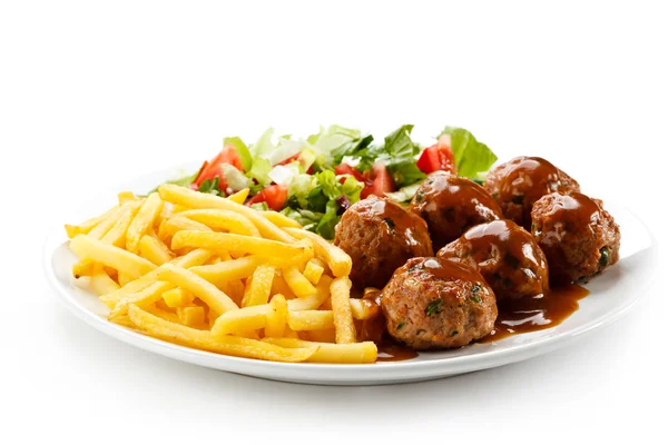 Roasted meatballs, chips and vegetables — Stock Photo, Image